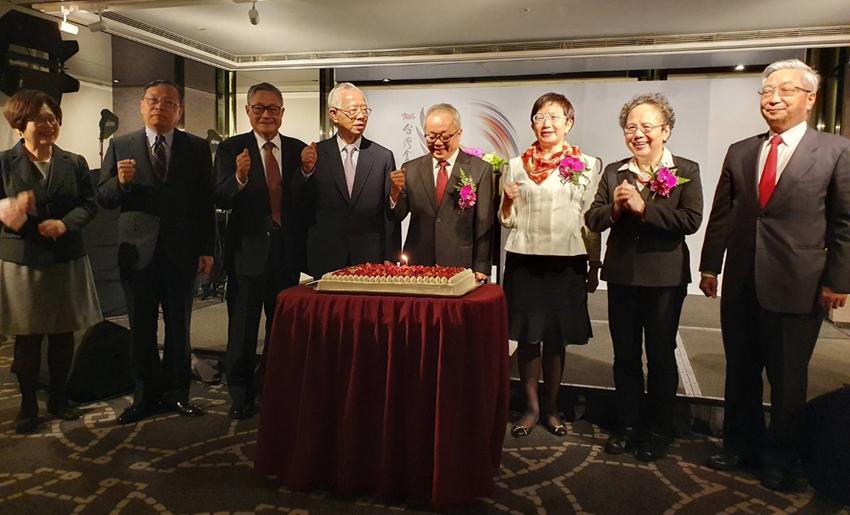 台灣金聯舉行成立20周年酒會，該公司董事長施俊吉（右四）跟與會貴賓一起切蛋糕慶祝。（圖／呂清郎