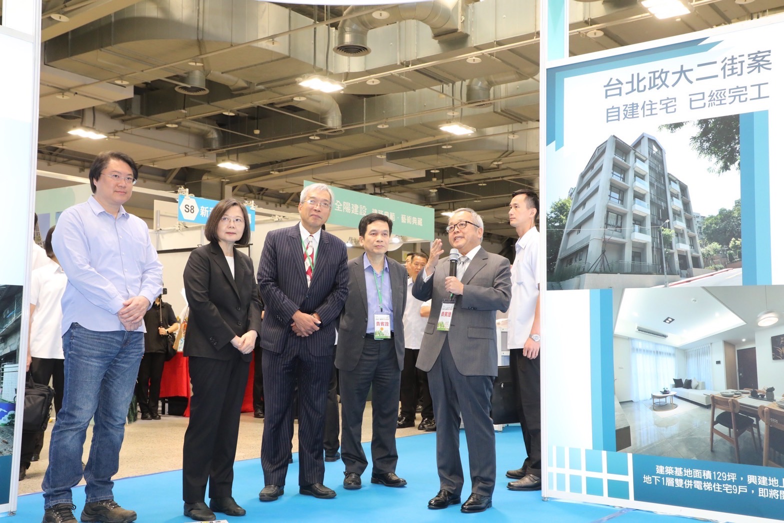 本公司共同主辦第五屆危老+都更博覽會 <br/>施董事長向蔡總統進行業務成果簡報