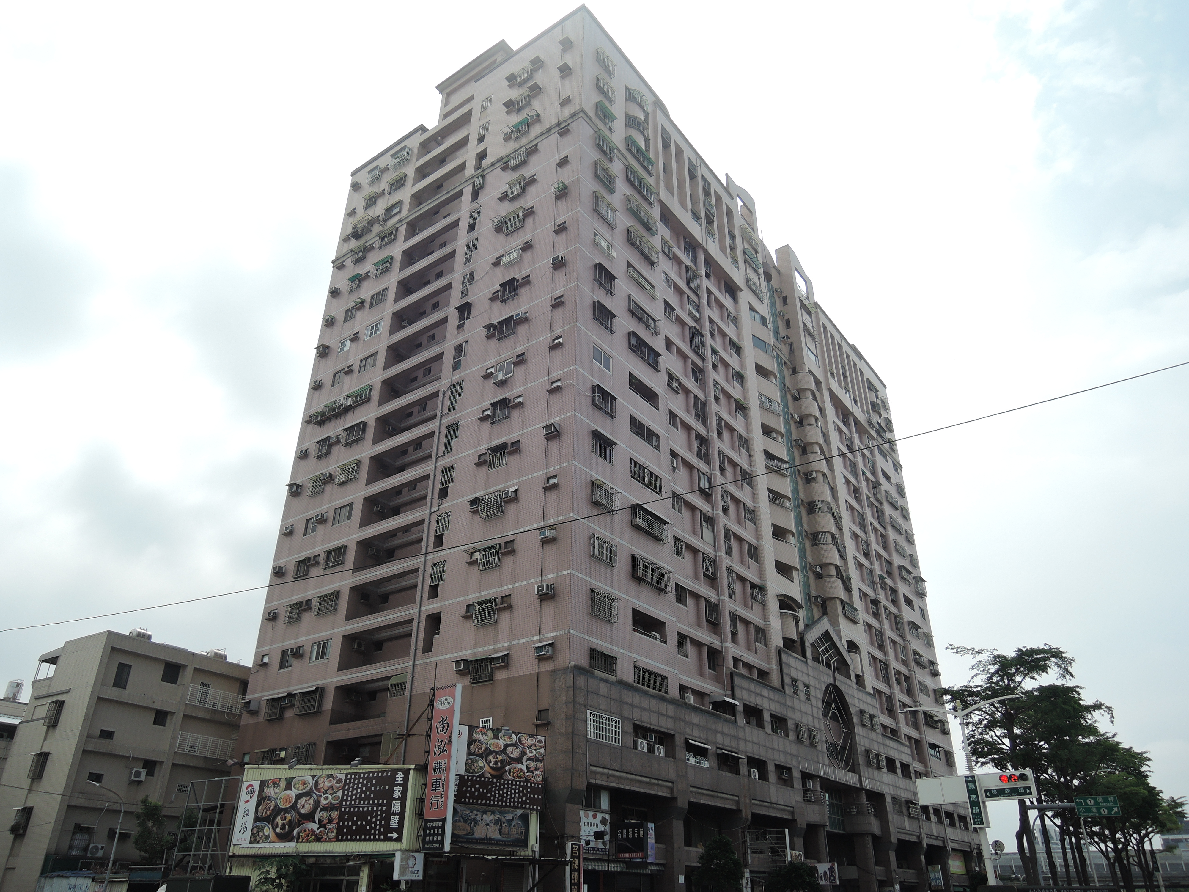 地下一樓，商場，近五甲商圈、家樂福