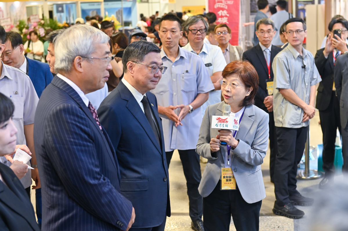 行政院院長蒞臨都更危老博覽會台灣金聯攤位